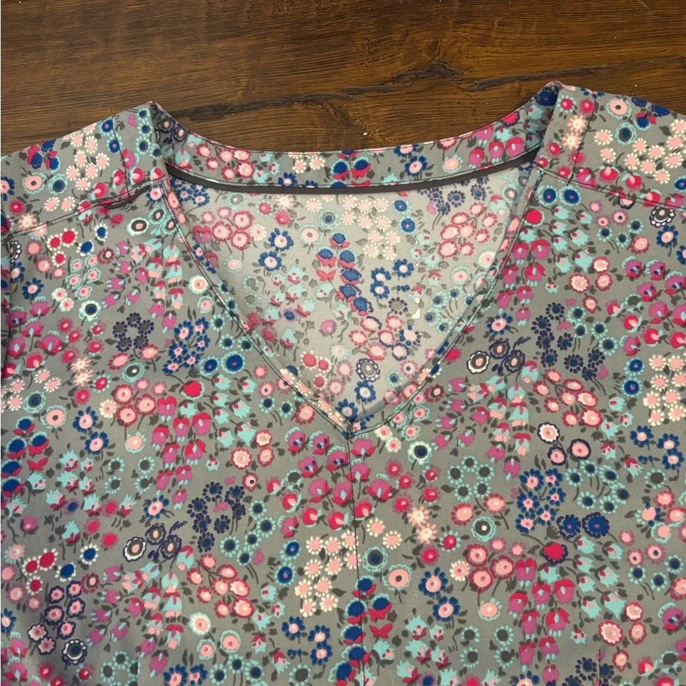 Vera Bradley Lot of Scrub Tops - Picture 11 of 11